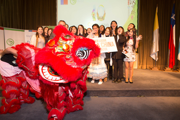 1557222114542017543.jpg 智利88句汉语大赛“喜极而泣”的获奖选手.jpg