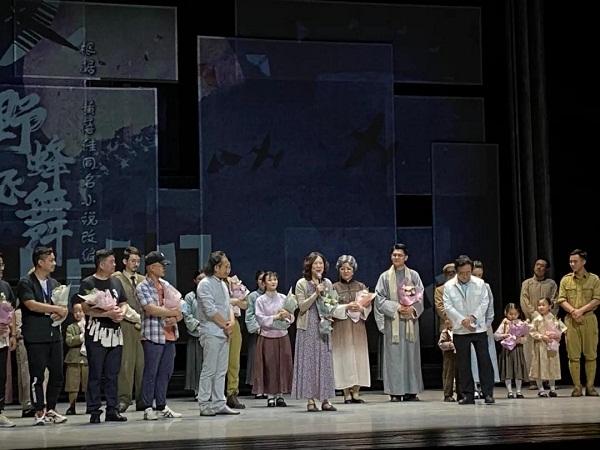 1623053929626060982.jpg 演出结束,黄蓓佳女士上台致辞.jpg